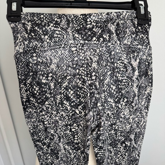 NWT Spanx Black and White Snake Print Leggings - Picture 7 of 8